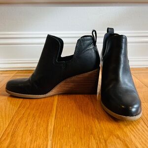 TOMS WOMEN'S KALLIE BLACK LEATHER WEDGE BOOT SIZE 6.5